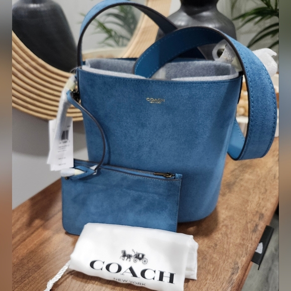 Coach Handbags - NWT COACH BUCKET 21